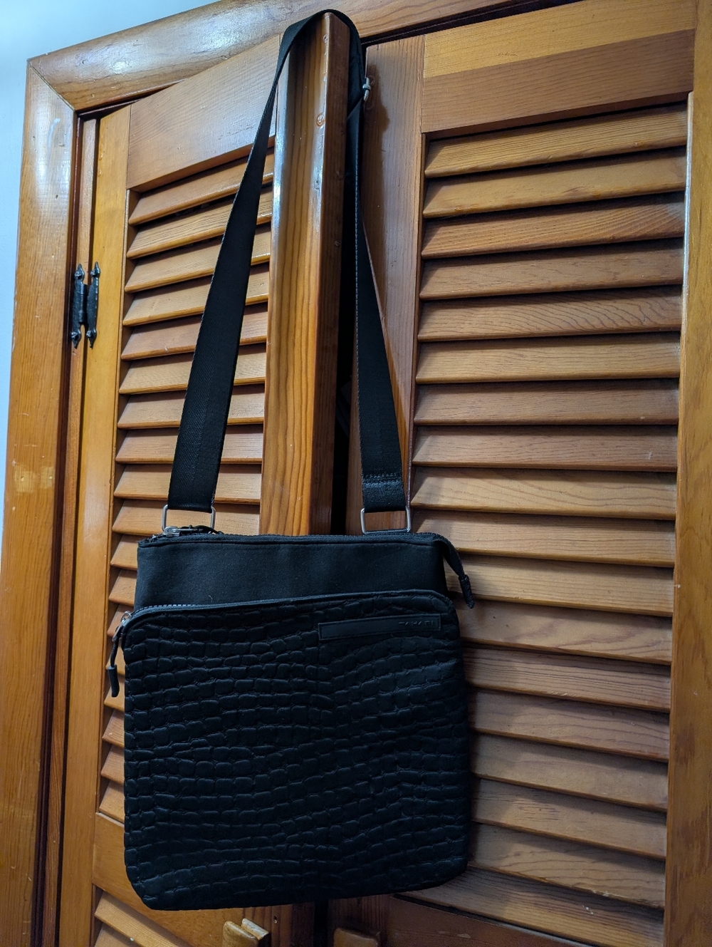 TAHARI CROSSBODY BAG with Zipper Pocket